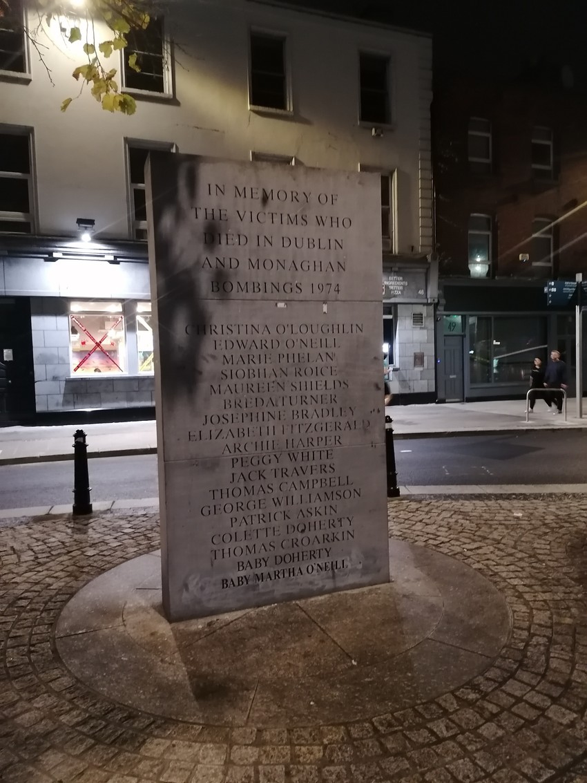 Spomenik žrtvama bombaškog napada u Dablinu i Monahanu 1974.