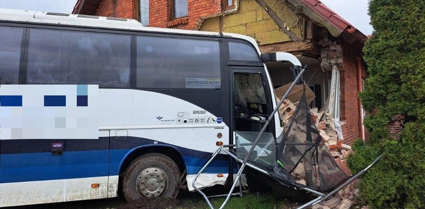 Dramatyczne sceny na Kujawach. PKS uderzył w osobówkę, a następnie wjechał w dom! [ZDJĘCIA]