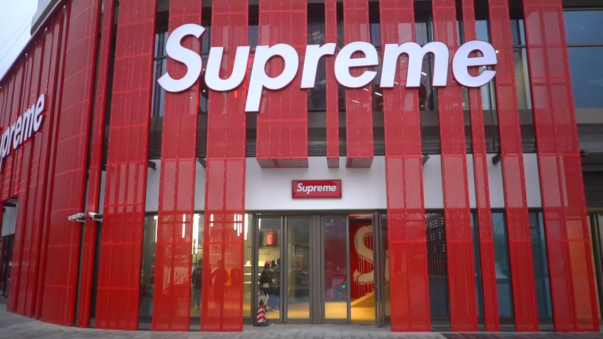 Fejkowe sklepy Supreme zalewają świat. Jak to możliwe, że są i będą legalne?