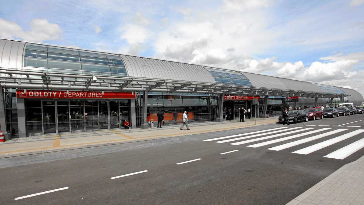 Lotnisko w Modlinie działa 3 miesiące i odprawiło w poniedziałek półmilionowego pasażera. Ma też plany rozbudowy do 2014 r. - informuje Radio Dla Ciebie