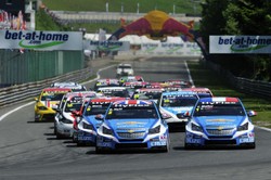 Potrójny sukces w niebieskich barwach. Drugą szansę przekreśliły opony