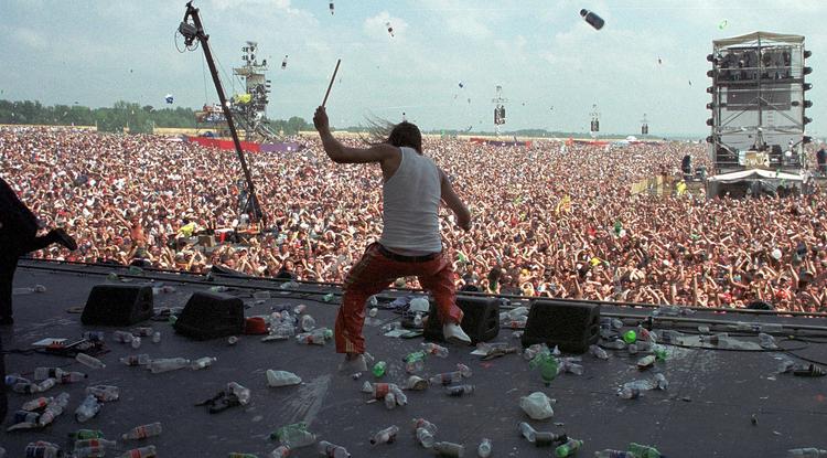 Kid Rockot dobálják palackokkal a 99-es Woodstock nagyszínpadán.