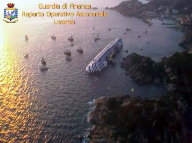 Pasażerowie powiedzieli włoskim mediom, że w czasie kolacji usłyszeli hałas, po którym zgasło światło. Początkowo wyjaśniano, że to awaria prądu. Ale następnie statek przechylił się, ludzie zaś wystraszyli się widząc, że talerze spadają ze stołów