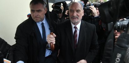 Znamy kulisy odwołania Misiewicza. Macierewicz okłamał prezesa?!