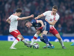 Gol z rzutu karnego w doliczonym czasie gry ratuje Polaków przed porażką