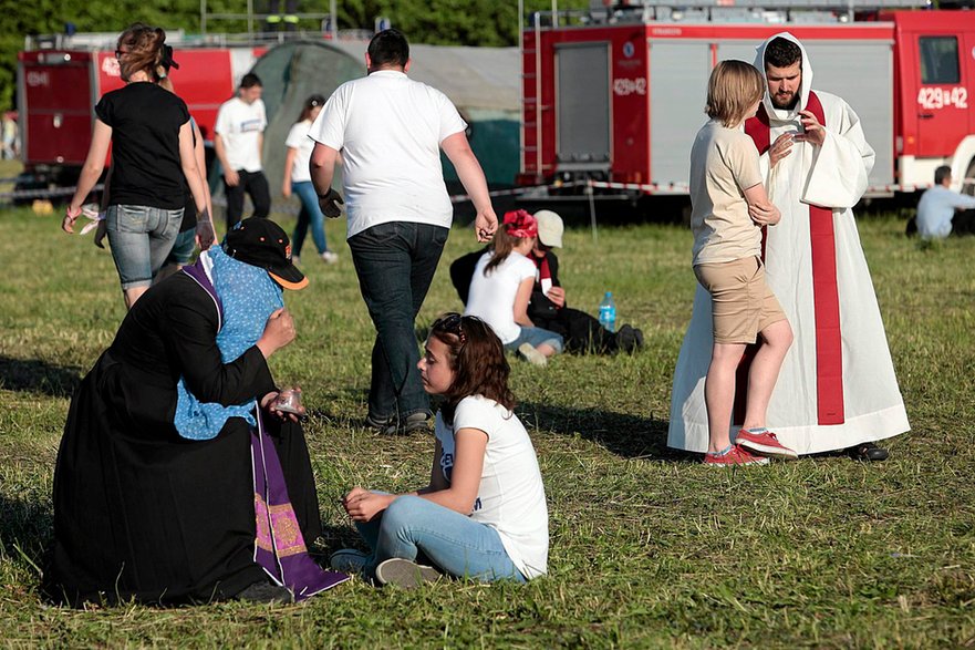 Spowiedź podczas spotkania młodzieży w Lednicy