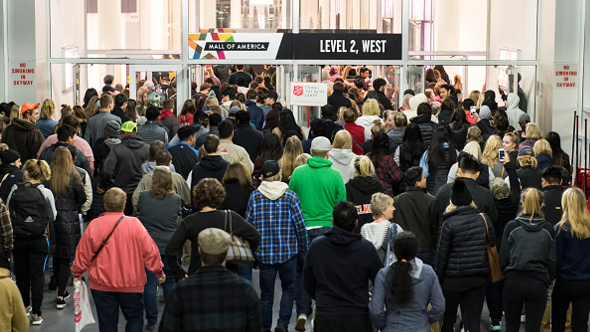 Black Friday 2018, czyli spanie pod sklepem i wojny o klapki. Co napędza szturm klientów?