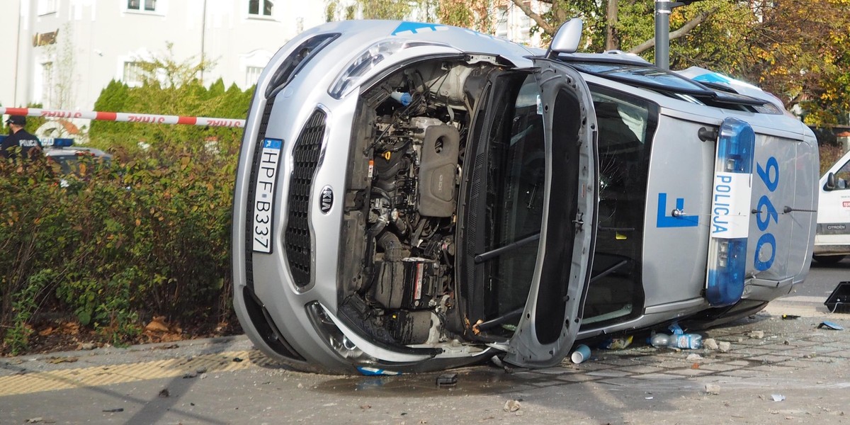 Radiowóz na boku na Żeromskiego w Łodzi. Ranni policjanci