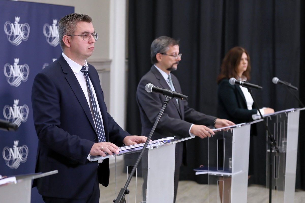 Od lewej: radca prawny Michał Jędrzejczyk, wicedyrektor Departamentu Porządku i Bezpieczeństwa Wewnętrznego NIK Tomasz Sordyl i p.o. dyrektora Departamentu Prawnego i Orzecznictwa Kontrolnego NIK Barbara Komar podczas konferencji prasowej w siedzibie NIK w Warszawie