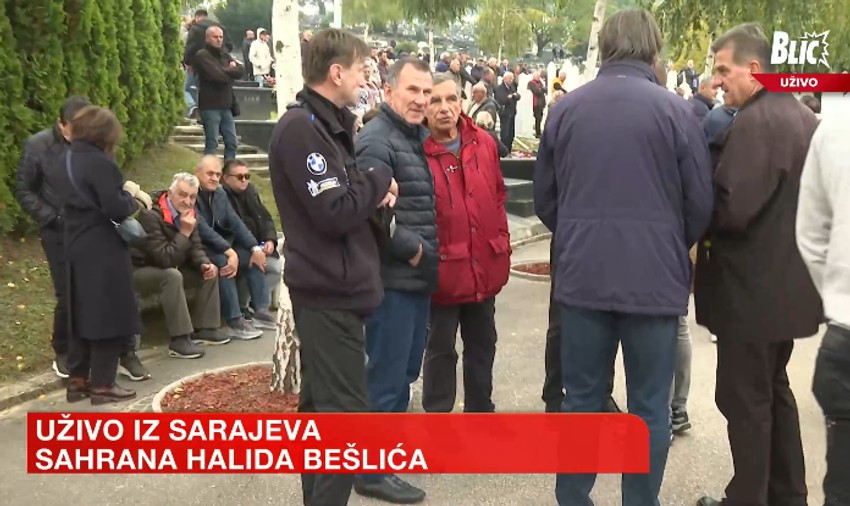 Hiljade ljudi stižu na groblje Bare