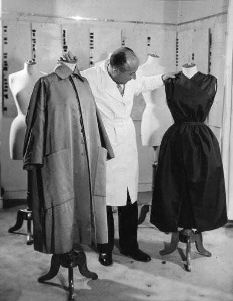 Christian Dior az első kreációinak néhány darabjával
