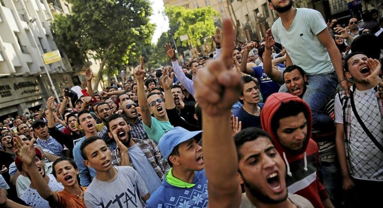 Egyptian protesters and Muslim Brotherhood members shout slogans against President Abdel Fattah al-Sisi and the government during a demonstration protesting the government's decision to transfer two Red Sea islands to Saudi Arabia, in front of the Press Syndicate in Cairo, Egypt, April 15, 2016. REUTERS/Amr Abdallah Dalsh