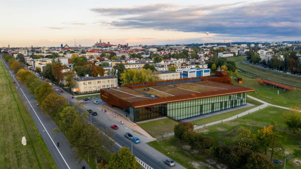 Wioska, w której mieszkają zawodnicy, znajduje się w miasteczku studenckim AGH.
