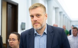 Tusk mówił o powrocie do "liberalnego ducha". Zandberg mu odpowiedział