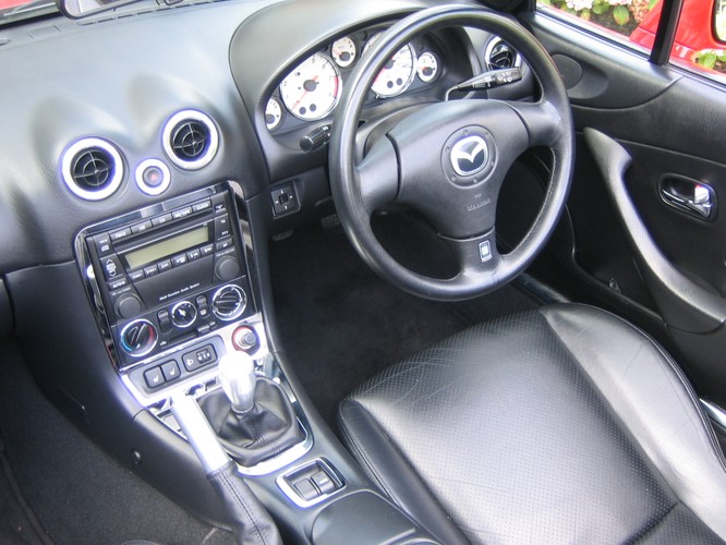 Mazda MX5 1.8 Sport - wnętrze, autor: Pahazzard, licence: Creative Commons Attribution-Share Alike 3.0 Unported