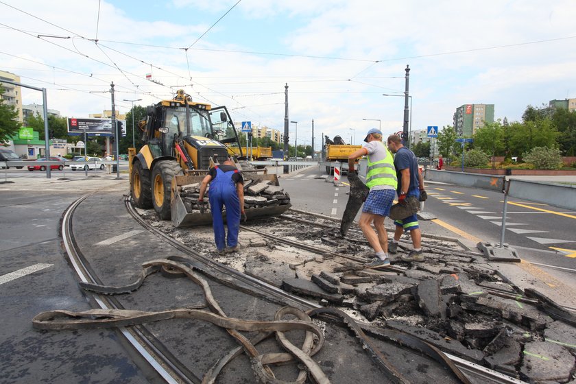 Paraliż komunikacyjny na Bemowie. Tramwaje jeździły za blisko siebie. Trzeba zrywać tory