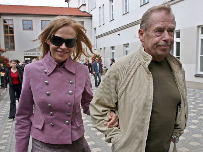 W 1995 roku zmarła pierwsza żona Havla Olga, którą poślubił w połowie lat 60. Rok później drugą małżonką Havla została aktorka Dagmar Veszkrnova (na zdjęciu)