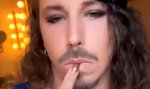 Michał Szpak w koturnach i skromnych majtkach paraduje po szpitalu. Prawie wszystko widać!