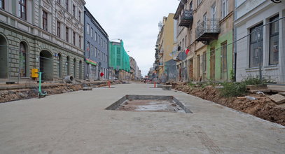 Straż miejska pilnuje auta, które zaparkowało na placu budowy podczas wylewania betonu