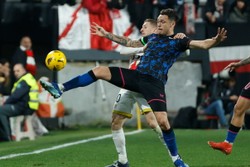 Nietypowy incydent na meczu. Nie uwierzysz, co zrobił kibic piłkarzowi Sevilli [WIDEO]