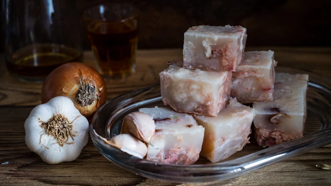 Da bi pihtije bile bistre, neophodno je da vodu u kojoj ste kuvali meso procedite, pa stavite da još jednom provri