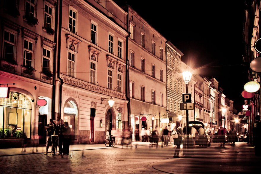 Naganiają do restauracji, ale najwięcej zarabiają na klubach ze striptizem.