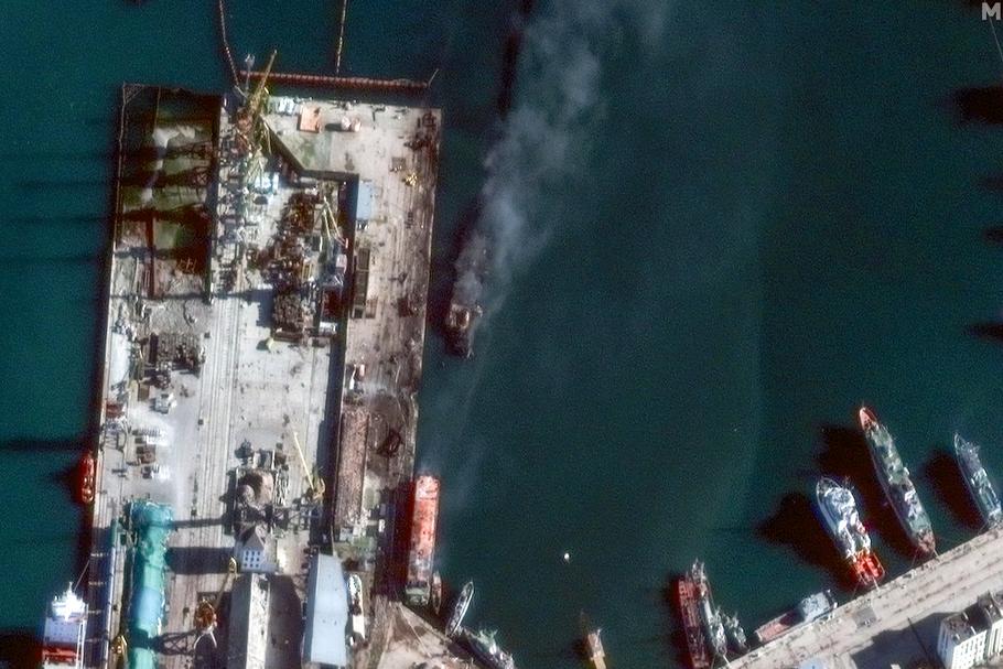 Ukraińcy już wcześniej niszczyli okręty desantowe zacumowane w portach na Krymie. Na zdjęciu z 26 grudnia 2023 r. płonący okręt desantowy klasy Ropucha.