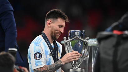 Lionel Messi megint egy trófeát emelhetett a magasba: Argentína nyerte az interkontinentális Szuperkupát