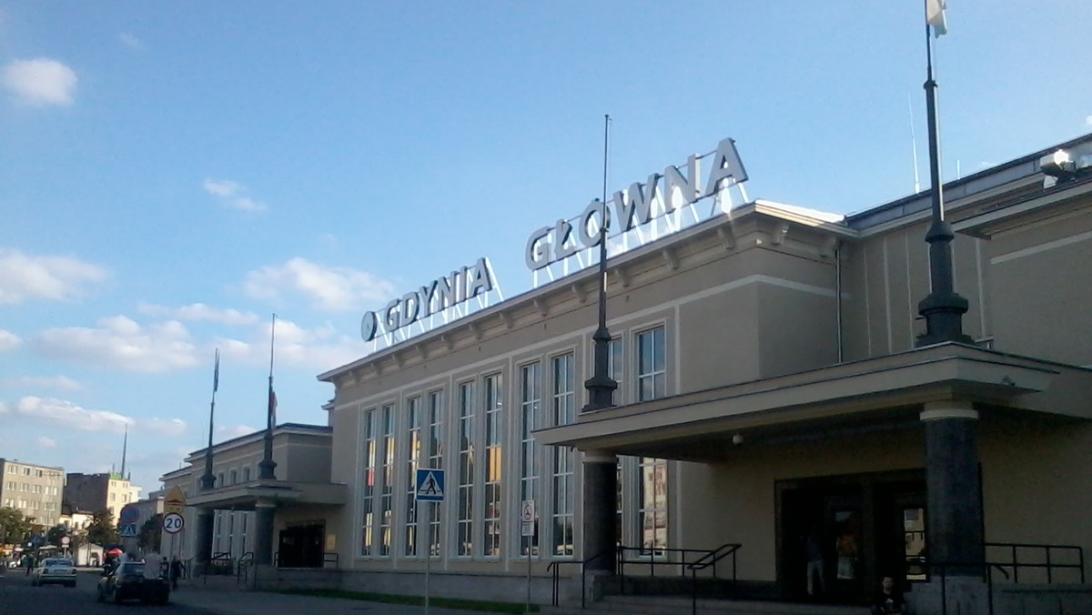 Wciąż bez zmian na wyremontowanym dworcu kolejowym w Gdyni Głównej - hala świeci pustkami, a najemców boksów handlowych brak. Jak się jednak okazuje, do czasu. - W tej chwili większość skomercjalizowanej powierzchni dworca na poziome podstawowym jest już zarezerwowana - zapewnia dyrektor Rejonu Dworców Kolejowych w Gdańsku.