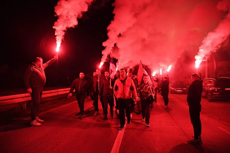 Srbi sa KiM koji pešače ka Novom Sadu