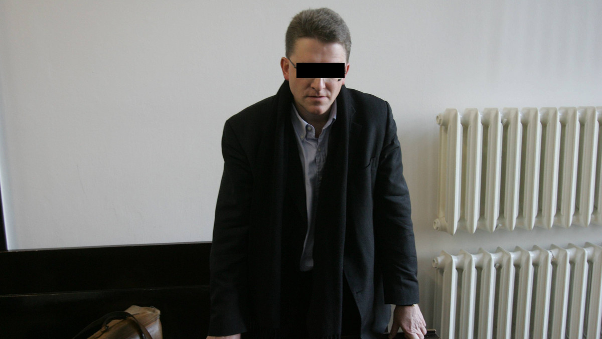 Prokuratura przedstawiła autorowi filmów dokumentalnych Grzegorzowi B. dwa zarzuty związane z jego wdarciem się na Cmentarz Powązkowski podczas ekshumacji w 2012 r. jednej z ofiar katastrofy smoleńskiej. Podejrzany nie przyznał się do winy i odmówił wyjaśnień.