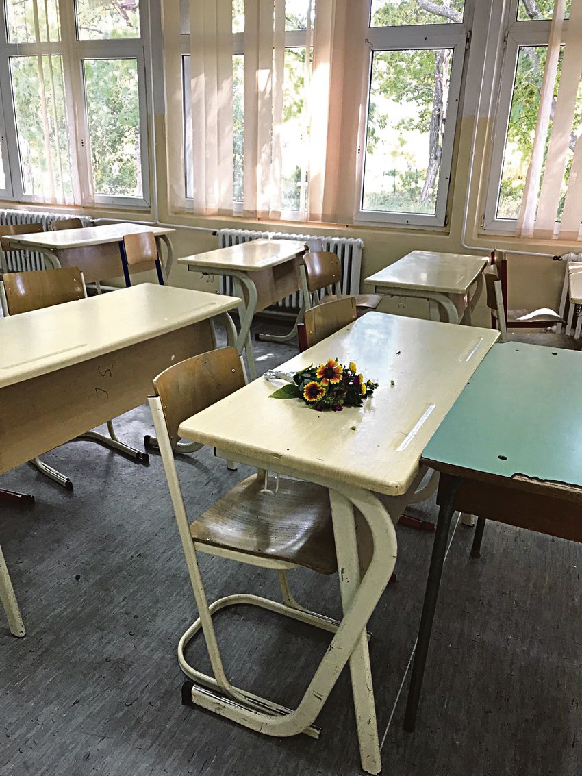 Cveće na mestu gde je sedela Isidora Vučković u Osnovnoj školi "Ivo Andrić"