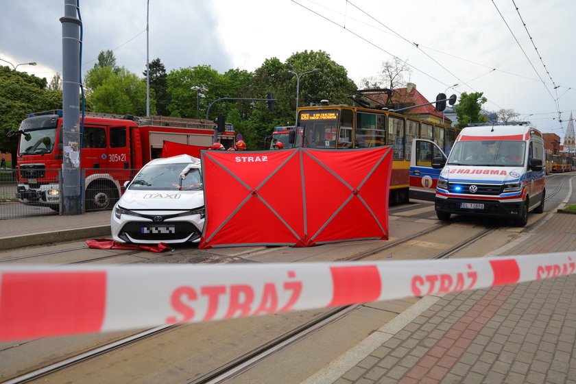 Tragedia na Piotrkowskiej w Łodzi. Taksówkarz zginął w zderzeniu z tramwajem.