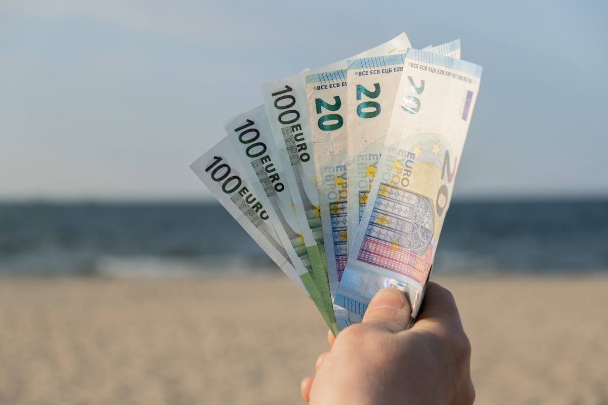 Świadczenie urlopowe to dodatkowe środki finansowe, które pracownik otrzymuje od pracodawcy pod warunkiem, że jego urlop trwa nieprzerwanie co najmniej 14 dni w danym roku kalendarzowym.