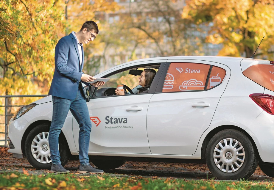 Specjalizująca się w dowozach jedzenia firma Stava oferuje swoim franczyzobiorcom nie tylko gwarancję przychodów, ale i zysku.
