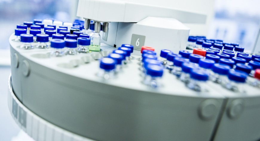 Laboratorium oferuje profesjonalne badania mikrobiologiczne, które mogą być szczególnie przydatne m.in. dla kosmetyczek, właścicieli salonów beauty czy firm produkujących kosmetyki i środki czystości. 