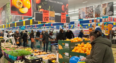 Lidl drastycznie zmniejsza kostki masła. Konsumenci wściekli. "Robią nas na szaro". Jak tłumaczy to sieć