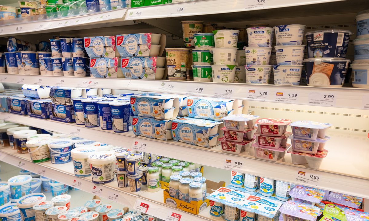 Porównali grecki jogurt i twaróg. jeżeli zależy ci na większej ilości białka, wybór jest jeden