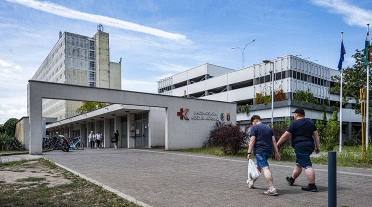 A Bács-Kiskun Vármegyei Oktatókórház bejárata Kecskeméten  / Fotó: MTI/Szigetváry Zsolt