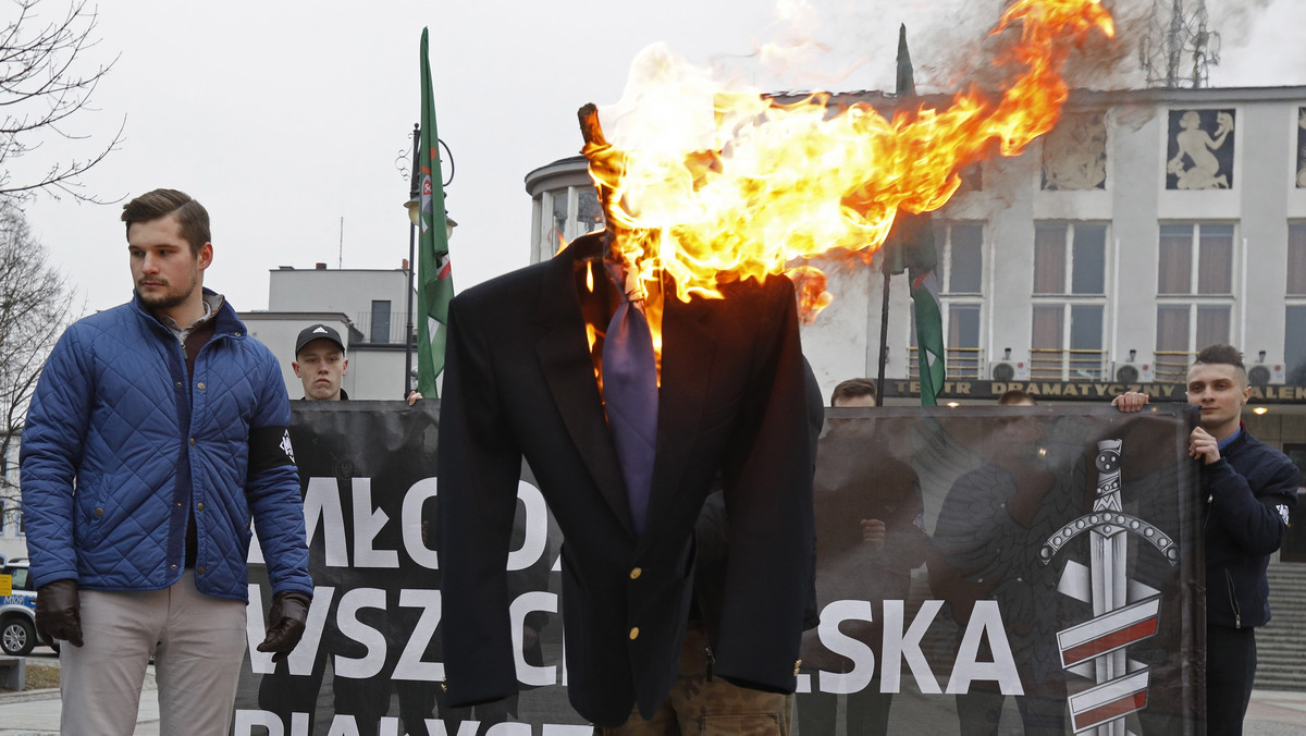 Przewodniczący Nowoczesnej w Podlaskiem, poseł Krzysztof Truskolaski poinformował, że złoży zawiadomienie do prokuratury o popełnieniu przestępstwa przez działaczy Młodzieży Wszechpolskiej, którzy spalili wczoraj kukłę b. szefa Nowoczesnej Ryszarda Petru.