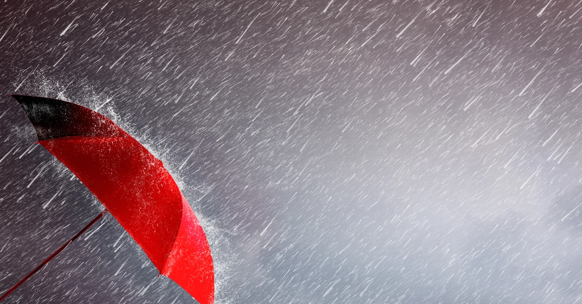 Opady deszczu ze śniegiem i ostrzeżenia IMGW przed silnym wiatrem. Oto prognoza pogody na piątek, 24 października