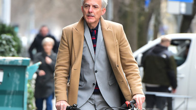 Hubert Urbański w garniturze na rowerze. Stylistka: jakbyśmy przenieśli się do Mediolanu