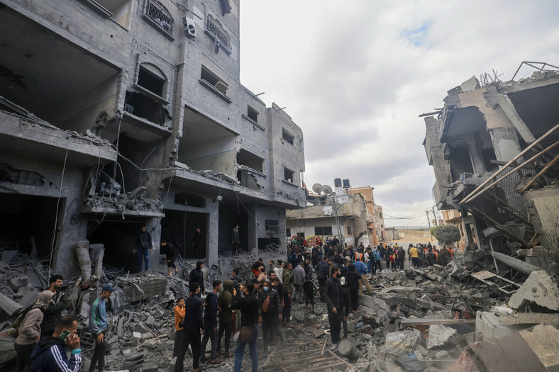 Palestyńczycy pośród gruzów budynków zniszczonych podczas izraelskiego ataku na Rafah w południowej Strefie Gaz, 20 listopada 2023 r.