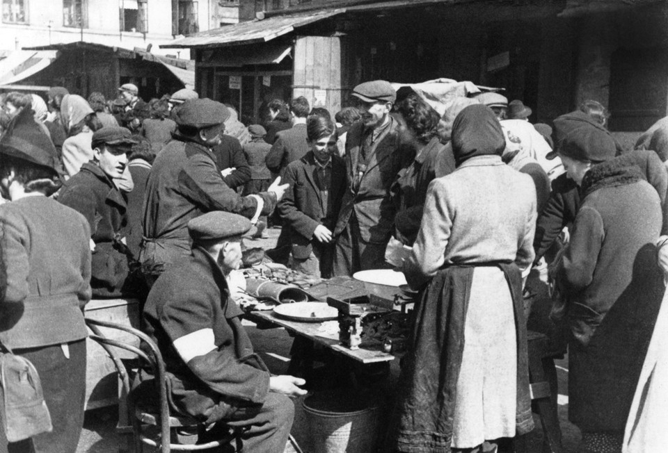 Zdjęcia z albumu "W obliczu Zagłady. Żydzi Warszawy 1939-1943"