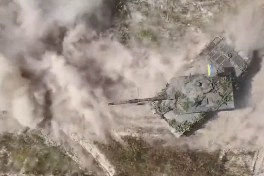 Brytyjski czołg Challenger 2 w armii ukraińskiej. Ukraińcy otrzymali 14 takich czołgów. Wygląda na to, że jeden stracili.