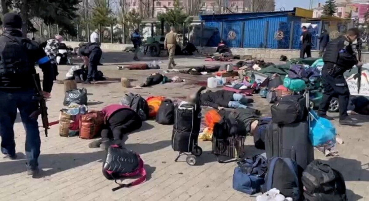 Kramatorsk, Ukraina. Skutki rosyjskiego ataku rakietowego na dworcu kolejowym