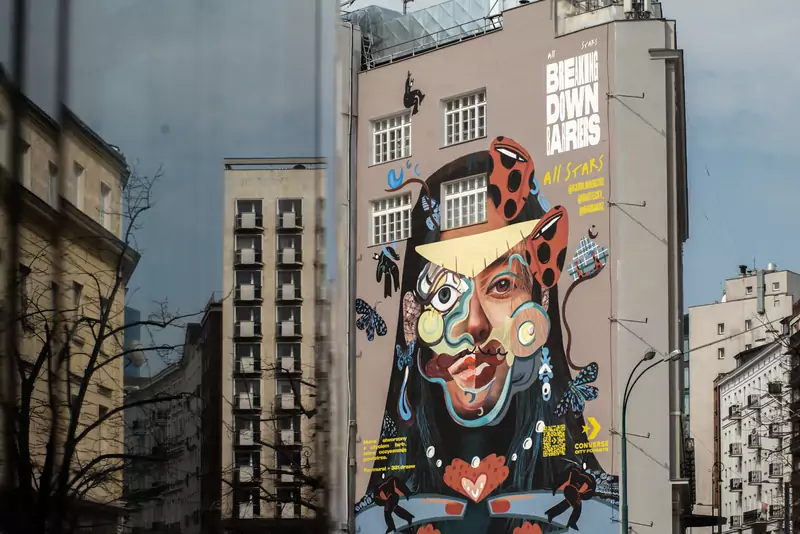 Mural Converse z serii City Forest w centrum Warszawy
