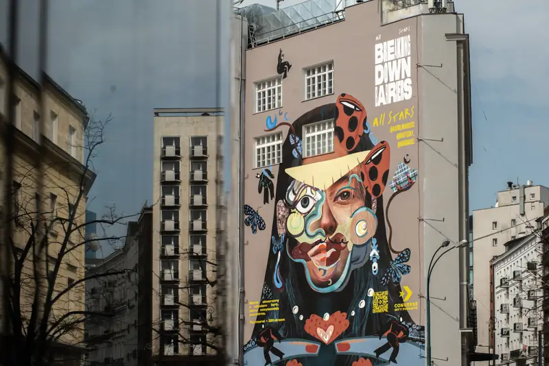 Mural Converse z serii City Forest w centrum Warszawy