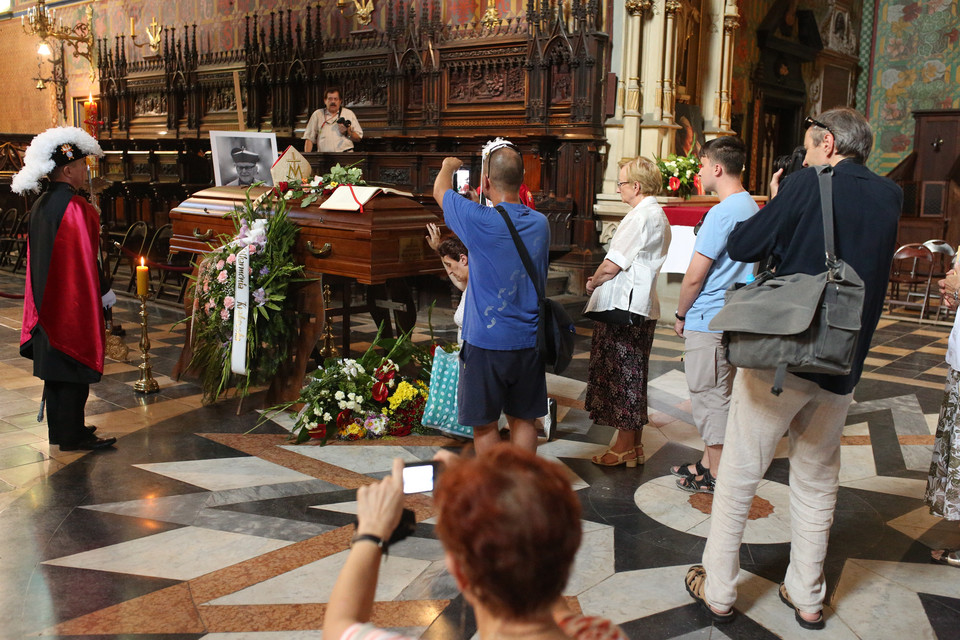 Krakowianie modlą się przy trumnie kard. Franciszka Macharskiego, wystawionej w Bazylice św. Franciszka z Asyżu przy pl. Wszystkich Świętych