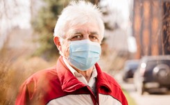 Starsi mężczyźni boją się koronawirusa najmniej ze wszystkich grup